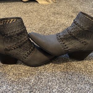 womans medium height boots
